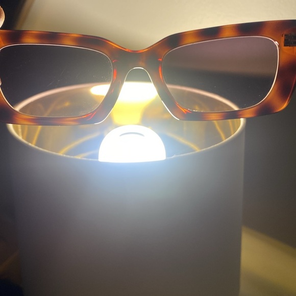 Quay Australia The DL 126 sunglasses with case. Gently Worn once, no scratches. - Picture 6 of 7